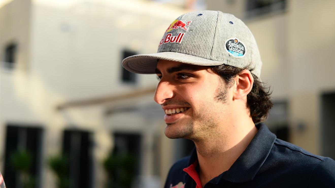 Carlos Sainz jr (ESP) Scuderia Toro Rosso at Formula One World Championship, Rd19, Abu Dhabi Grand Prix, Preparations, Yas Marina Circuit, Abu Dhabi, UAE, Thursday 26 November 2015. © Sutton Motorsport Images