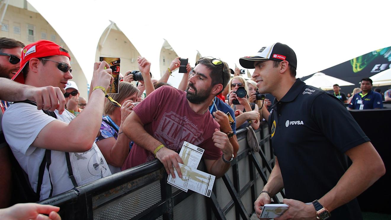 Pastor Maldonado (VEN) Lotus poses for a selfie with the fans at Formula One World Championship, Rd19, Abu Dhabi Grand Prix, Preparations, Yas Marina Circuit, Abu Dhabi, UAE, Thursday 26 November 2015. © Sutton Motorsport Images