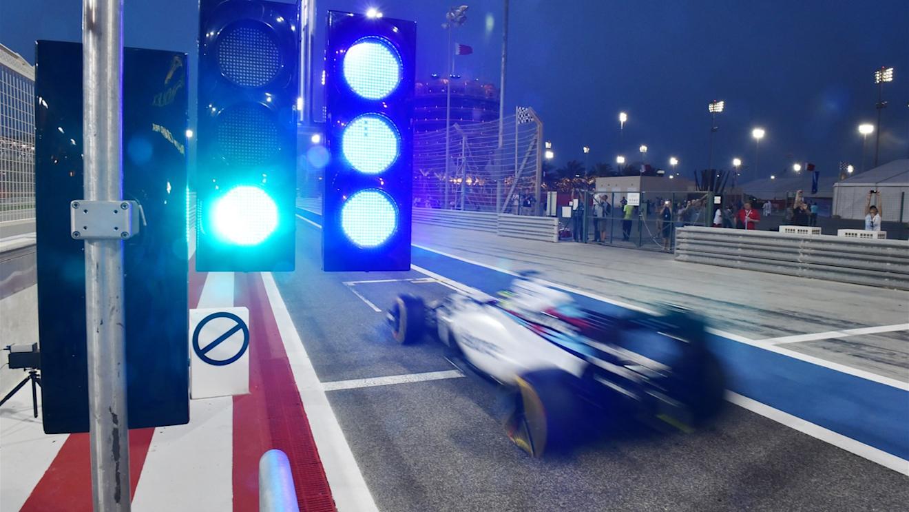 Felipe Massa (BRA) Williams FW37 passes the Pit exit lights at Formula One World Championship, Rd4, Bahrain Grand Prix Qualifying, Bahrain International Circuit, Sakhir, Bahrain, Saturday 18  April 2015. © Sutton Motorsport Images