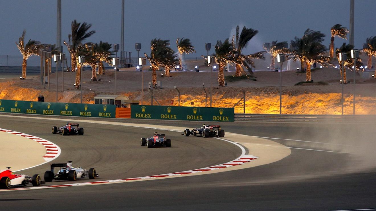 Pastor Maldonado (VEN) Lotus E23 Hybrid runs wide at the start of the race at Formula One World Championship, Rd4, Bahrain Grand Prix Race, Bahrain International Circuit, Sakhir, Bahrain, Sunday 19  April 2015. © Sutton Motorsport Images