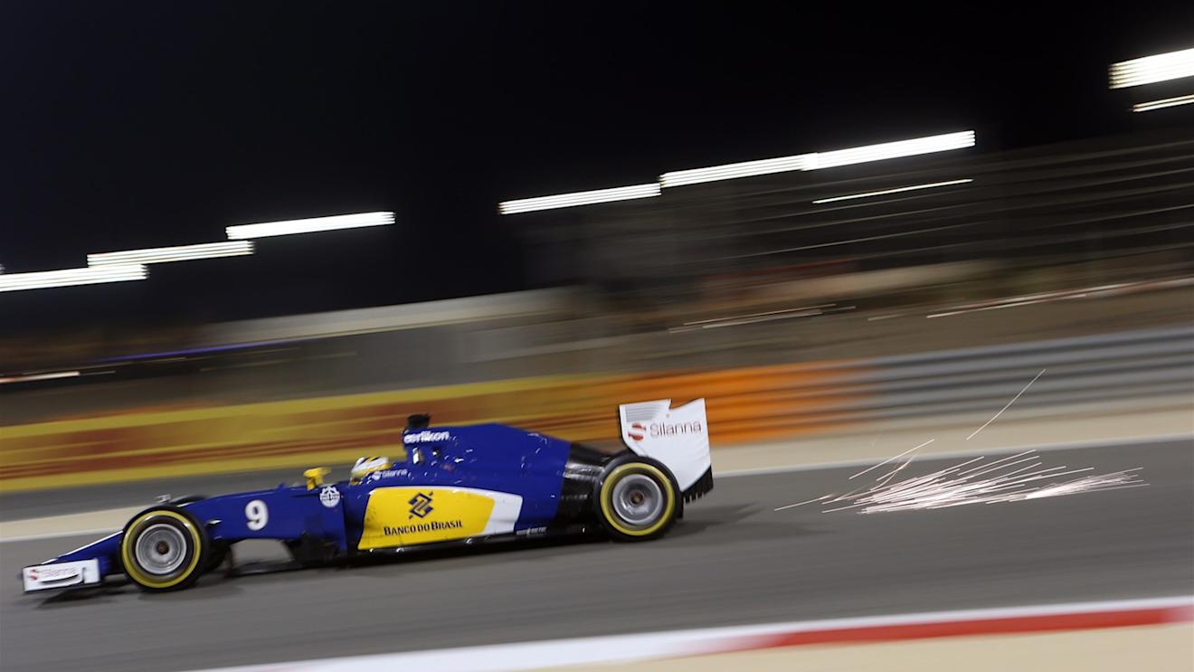 Marcus Ericsson (SWE) Sauber C34 sparks at Formula One World Championship, Rd4, Bahrain Grand Prix Race, Bahrain International Circuit, Sakhir, Bahrain, Sunday 19  April 2015. © Sutton Motorsport Images