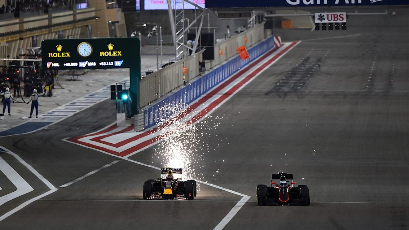 Daniil Kvyat (RUS) Red Bull Racing RB11 and Fernando Alonso (ESP) McLaren MP4-30 battle at Formula One World Championship, Rd4, Bahrain Grand Prix Race, Bahrain International Circuit, Sakhir, Bahrain, Sunday 19  April 2015. © Sutton Motorsport Images