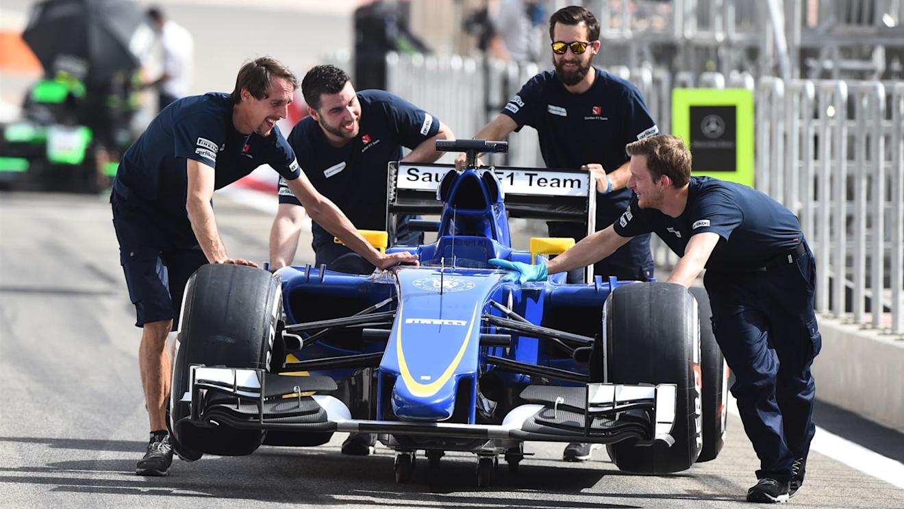 Sauber mechanics with Sauber C34 in pit lane at Formula One World Championship, Rd4, Bahrain Grand Prix Preparations, Bahrain International Circuit, Sakhir, Bahrain, Thursday 16  April 2015. © Sutton Motorsport Images