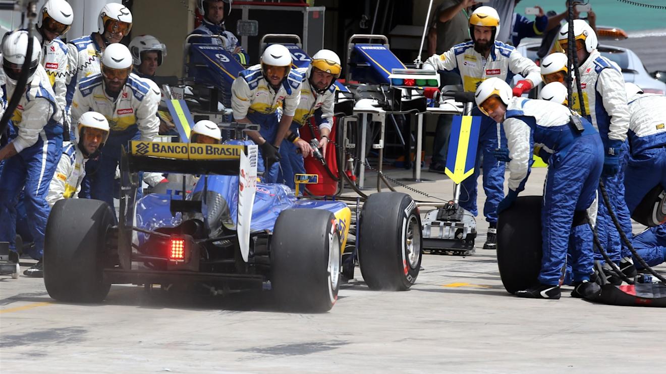 Marcus Ericsson (SWE) Sauber C34 pit stop at Formula One World Championship, Rd18, Brazilian Grand Prix, Race, Interlagos, Sao Paulo, Brazil, Sunday 15 November 2015. © Sutton Motorsport Images
