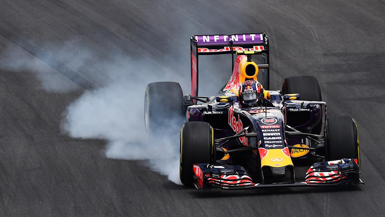Daniil Kvyat (RUS) Red Bull Racing RB11 locks up at Formula One World Championship, Rd18, Brazilian Grand Prix, Race, Interlagos, Sao Paulo, Brazil, Sunday 15 November 2015. © Sutton Motorsport Images