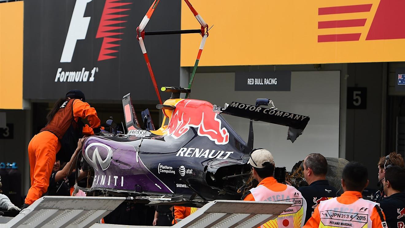 The crashed car of Daniil Kvyat (RUS) Red Bull Racing RB11 is recovered to the pits after Q3 at Formula One World Championship, Rd14, Japanese Grand Prix, Qualifying, Suzuka, Japan, Saturday 26 September 2015. © Sutton Motorsport Images