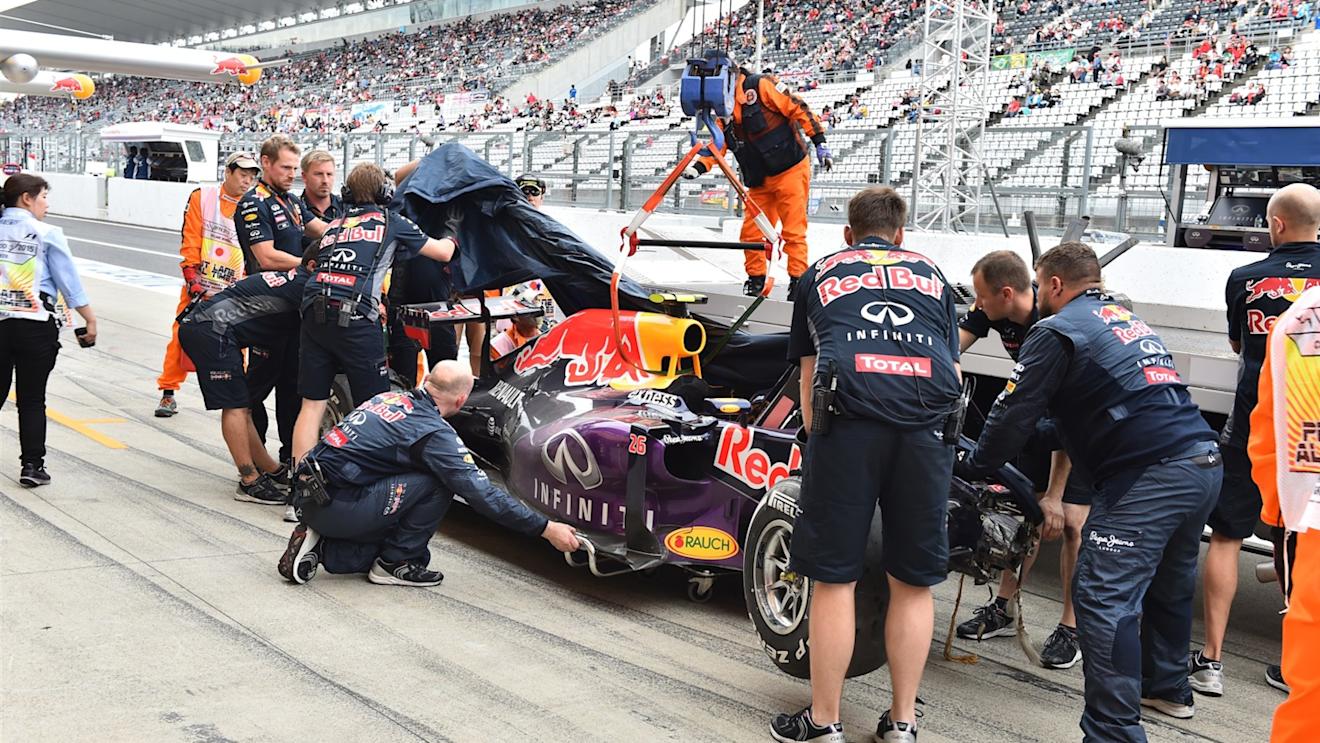 The crashed car of Daniil Kvyat (RUS) Red Bull Racing RB11 is recovered to the pits after Q3 at Formula One World Championship, Rd14, Japanese Grand Prix, Qualifying, Suzuka, Japan, Saturday 26 September 2015. © Sutton Motorsport Images
