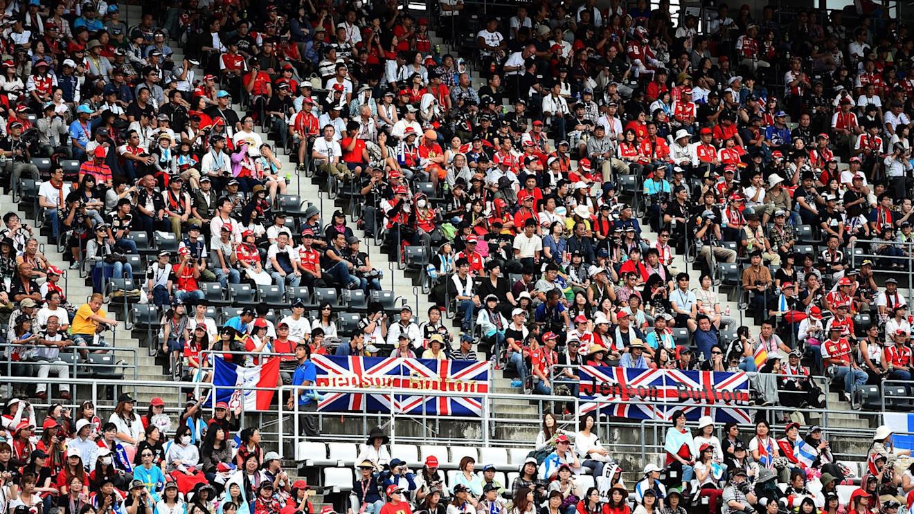 Fans at Formula One World Championship, Rd14, Japanese Grand Prix, Qualifying, Suzuka, Japan, Saturday 26 September 2015. © Sutton Motorsport Images