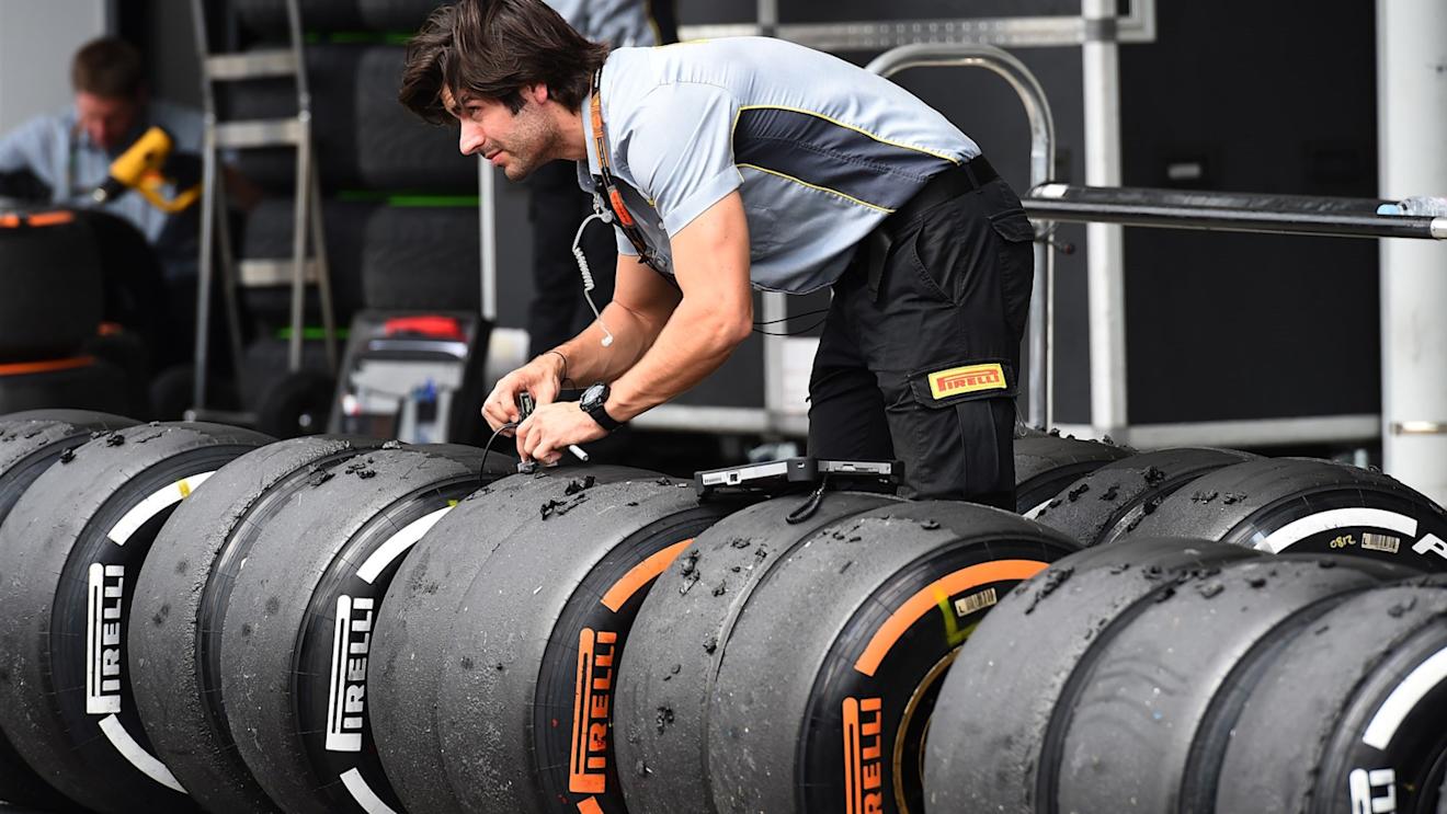 Pirelli tyre engineers at Formula One World Championship, Rd14, Japanese Grand Prix, Qualifying, Suzuka, Japan, Saturday 26 September 2015. © Sutton Motorsport Images