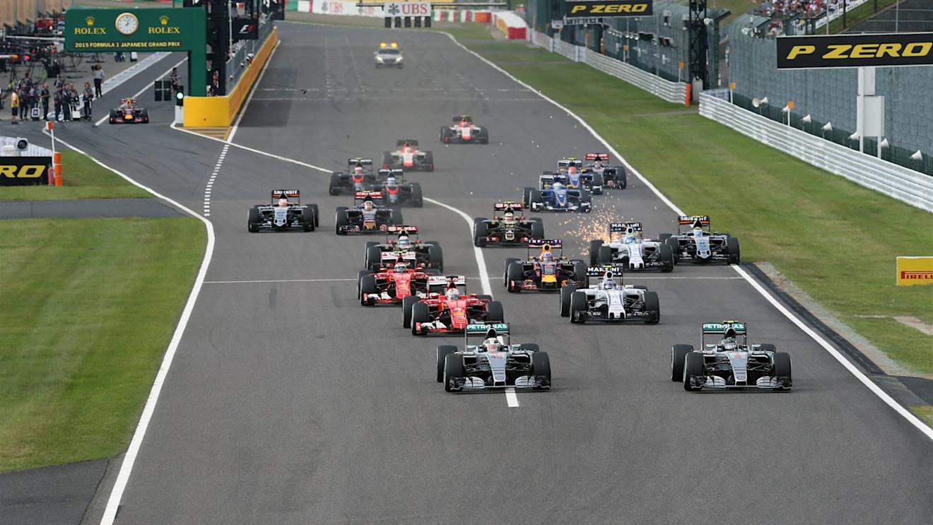 Lewis Hamilton (GBR) Mercedes AMG F1 W06 and Nico Rosberg (GER) Mercedes AMG F1 W06 battle for position at the start of the race at Formula One World Championship, Rd14, Japanese Grand Prix, Race, Suzuka, Japan, Sunday 27 September 2015. © Sutton Motorsport Images