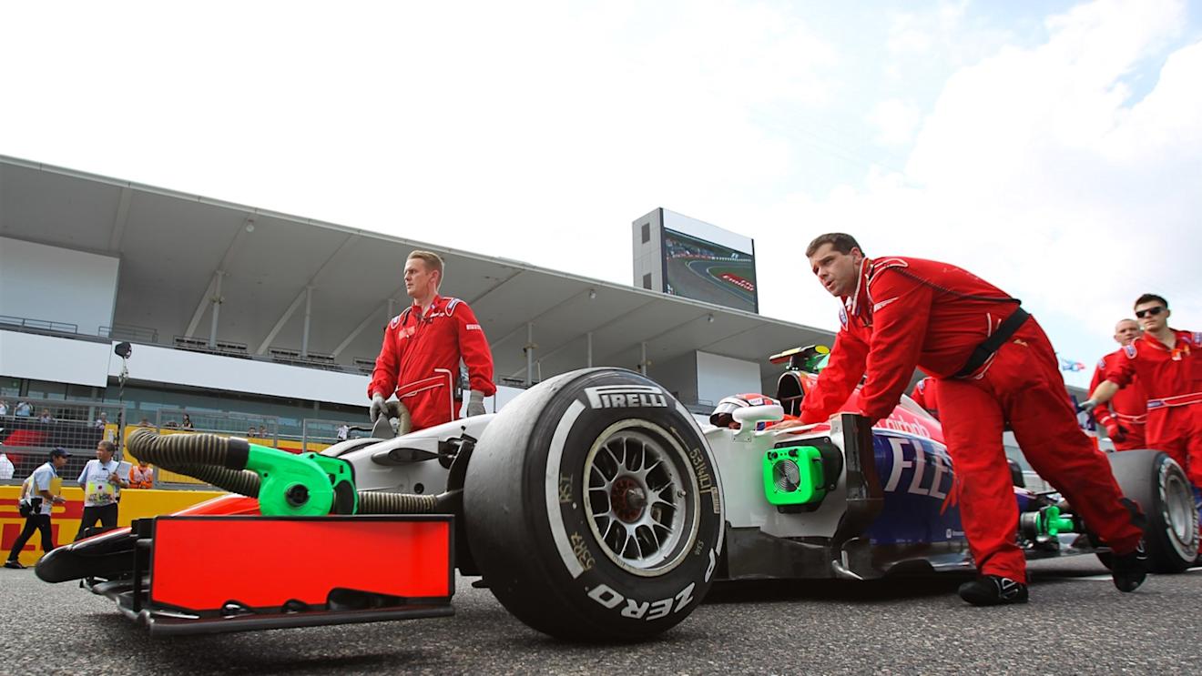 Alexander Rossi (USA) Manor GP and team on the grid at Formula One World Championship, Rd14, Japanese Grand Prix, Race, Suzuka, Japan, Sunday 27 September 2015. © Sutton Motorsport Images
