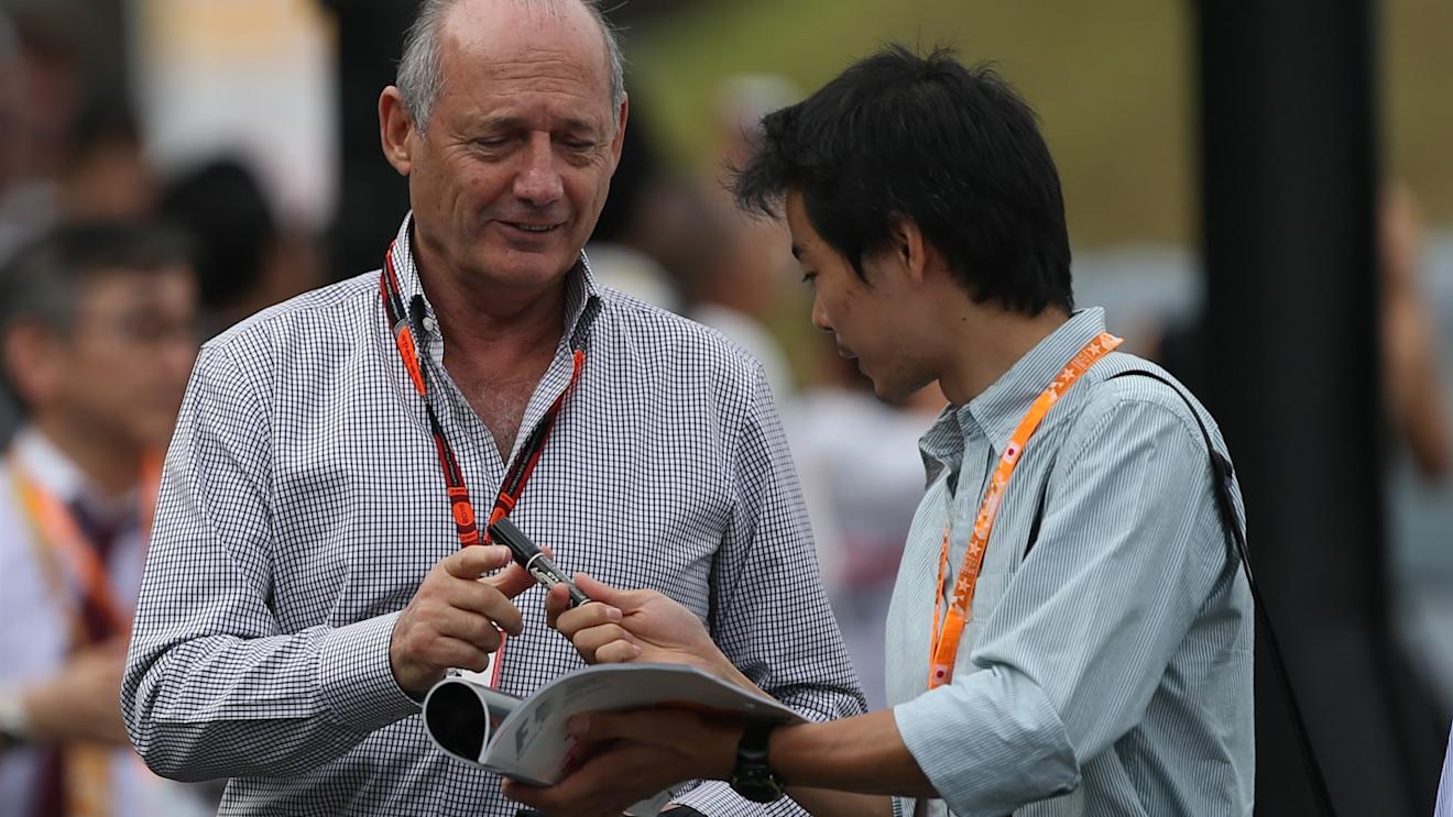 Ron Dennis (GBR) McLaren Executive Chairman signs autographs for the fans at Formula One World Championship, Rd14, Japanese Grand Prix, Race, Suzuka, Japan, Sunday 27 September 2015. © Sutton Motorsport Images