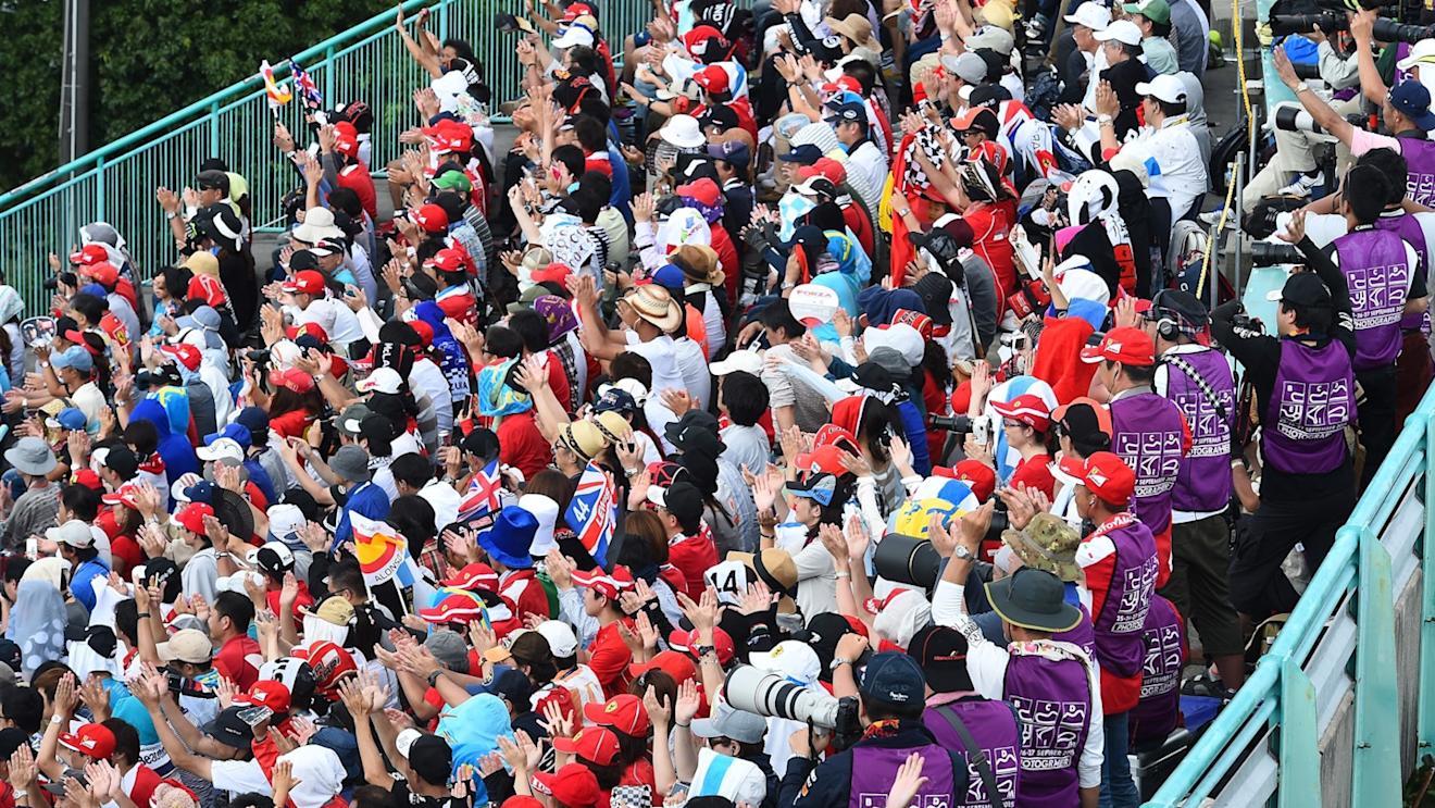 Fans and photographers at Formula One World Championship, Rd14, Japanese Grand Prix, Race, Suzuka, Japan, Sunday 27 September 2015. © Sutton Motorsport Images