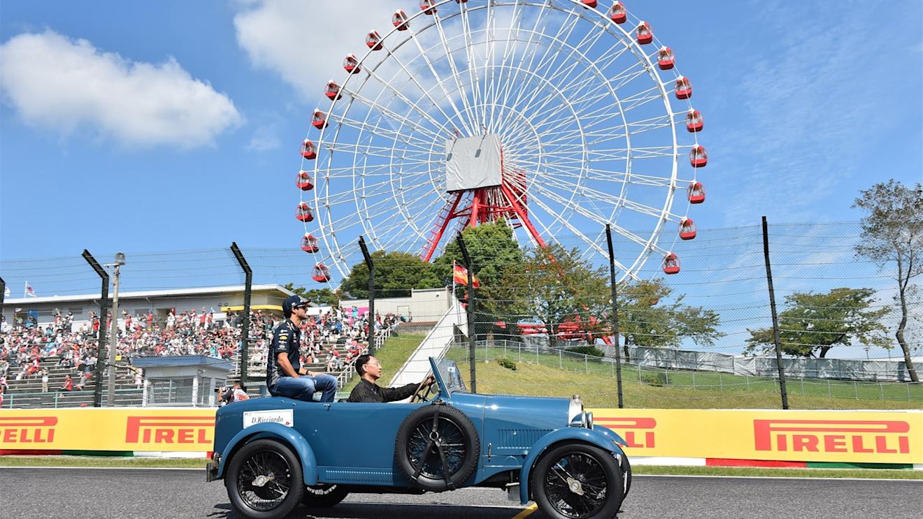 Daniel Ricciardo (AUS) Red Bull Racing on the drivers parade at Formula One World Championship, Rd14, Japanese Grand Prix, Race, Suzuka, Japan, Sunday 27 September 2015. © Sutton Motorsport Images