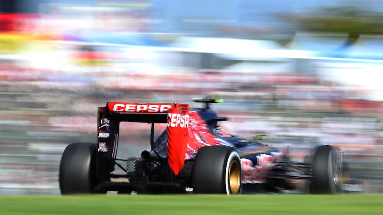 Carlos Sainz jr (ESP) Scuderia Toro Rosso STR10 at Formula One World Championship, Rd14, Japanese Grand Prix, Race, Suzuka, Japan, Sunday 27 September 2015. © Sutton Motorsport Images