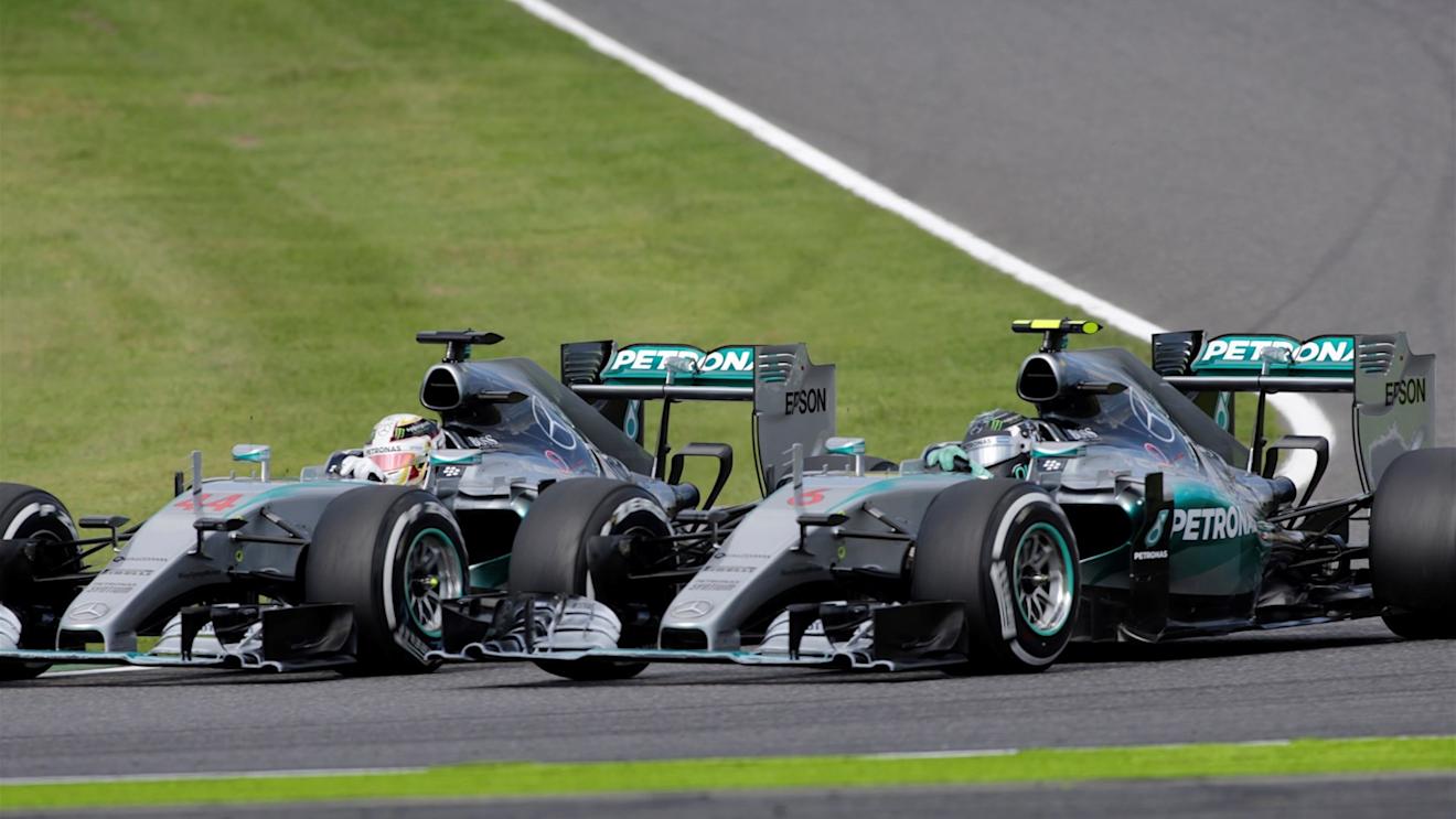 Lewis Hamilton (GBR) Mercedes AMG F1 W06and Nico Rosberg (GER) Mercedes AMG F1 W06 battle at the start of the race  at Formula One World Championship, Rd14, Japanese Grand Prix, Race, Suzuka, Japan, Sunday 27 September 2015. © Sutton Motorsport Images