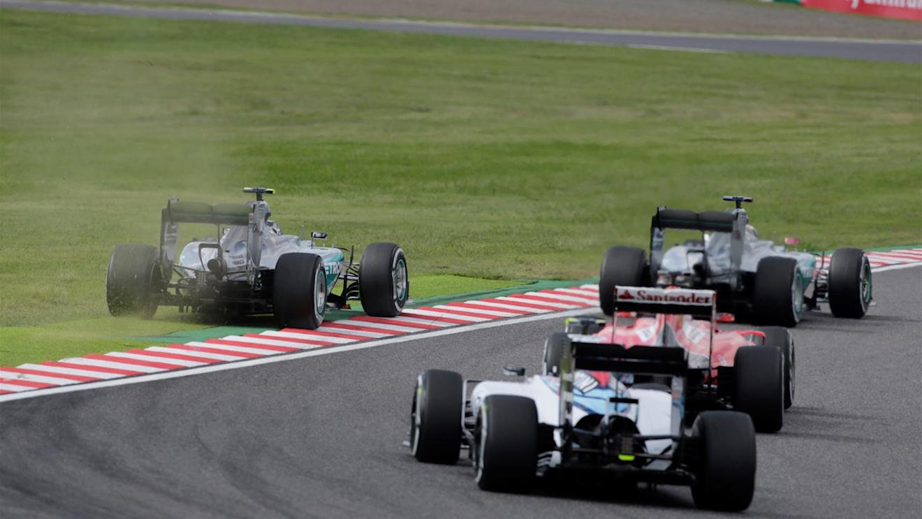 Lewis Hamilton (GBR) Mercedes AMG F1 W06 and Nico Rosberg (GER) Mercedes AMG F1 W06 battle at the start of the race  at Formula One World Championship, Rd14, Japanese Grand Prix, Race, Suzuka, Japan, Sunday 27 September 2015. © Sutton Motorsport Images