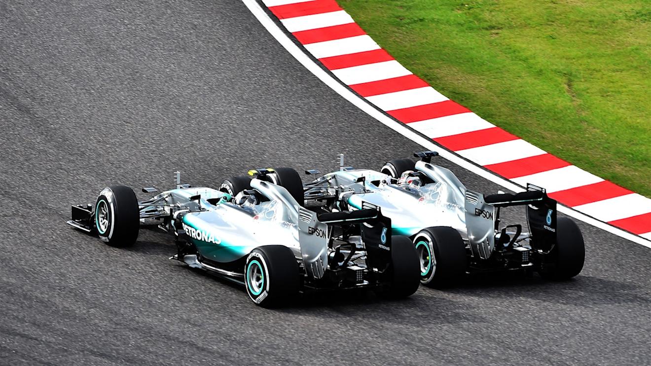 Lewis Hamilton (GBR) Mercedes AMG F1 W06 and Nico Rosberg (GER) Mercedes AMG F1 W06 battle at the start of the race at Formula One World Championship, Rd14, Japanese Grand Prix, Race, Suzuka, Japan, Sunday 27 September 2015. © Sutton Motorsport Images