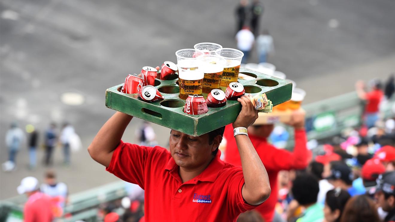 Beer seller at Formula One World Championship, Rd17, Mexican Grand Prix, Practice, Circuit Hermanos Rodriguez, Mexico City, Mexico, Friday 30 October 2015. © Sutton Motorsport Images