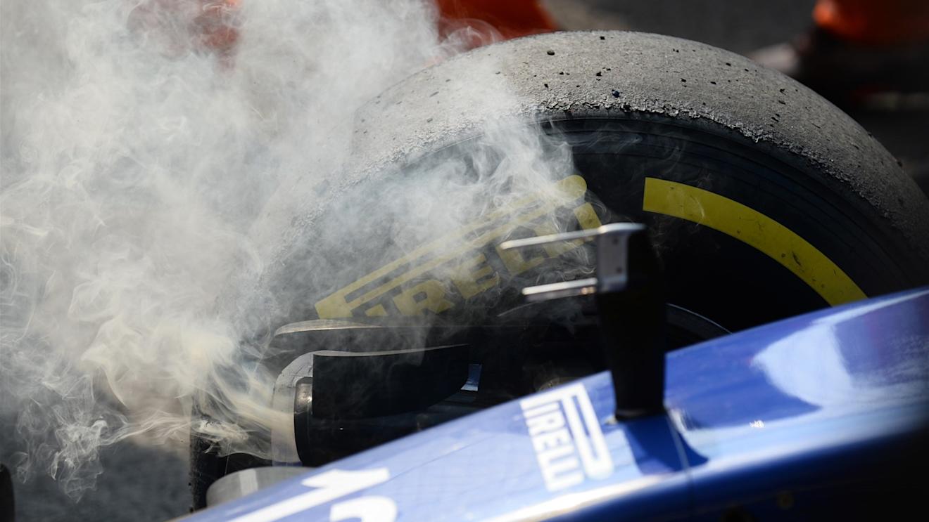 Smoke from the overheated brakes of Felipe Nasr (BRA) Sauber C34 at Formula One World Championship, Rd17, Mexican Grand Prix, Race, Circuit Hermanos Rodriguez, Mexico City, Mexico, Sunday 1  November 2015. © Sutton Motorsport Images