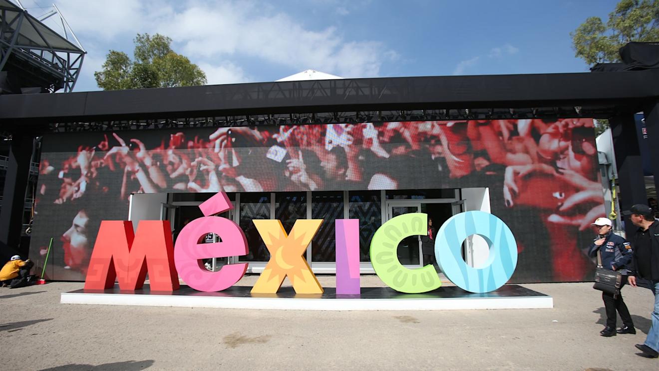 Mexico logo sculpture and fans at Formula One World Championship, Rd17, Mexican Grand Prix, Race, Circuit Hermanos Rodriguez, Mexico City, Mexico, Sunday 1  November 2015. © Sutton Motorsport Images