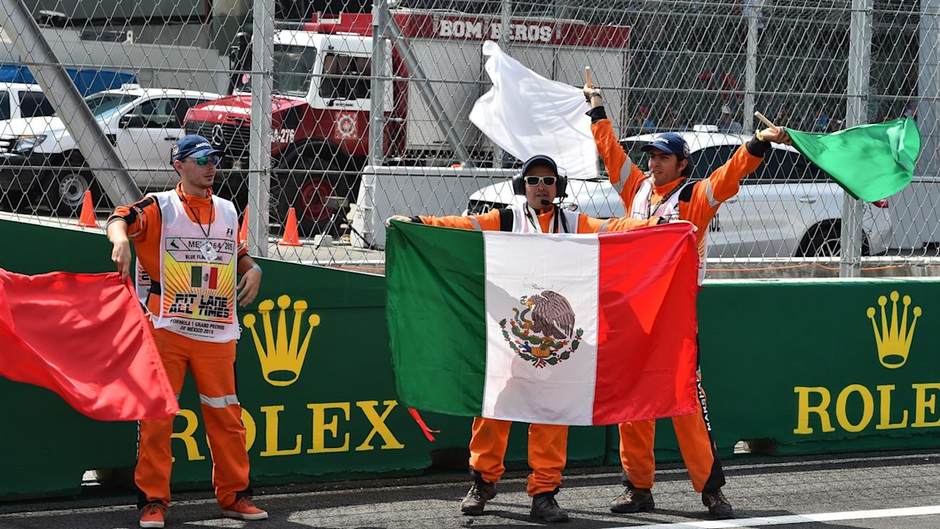 Marshals and flags at Formula One World Championship, Rd17, Mexican Grand Prix, Race, Circuit Hermanos Rodriguez, Mexico City, Mexico, Sunday 1  November 2015. © Sutton Motorsport Images