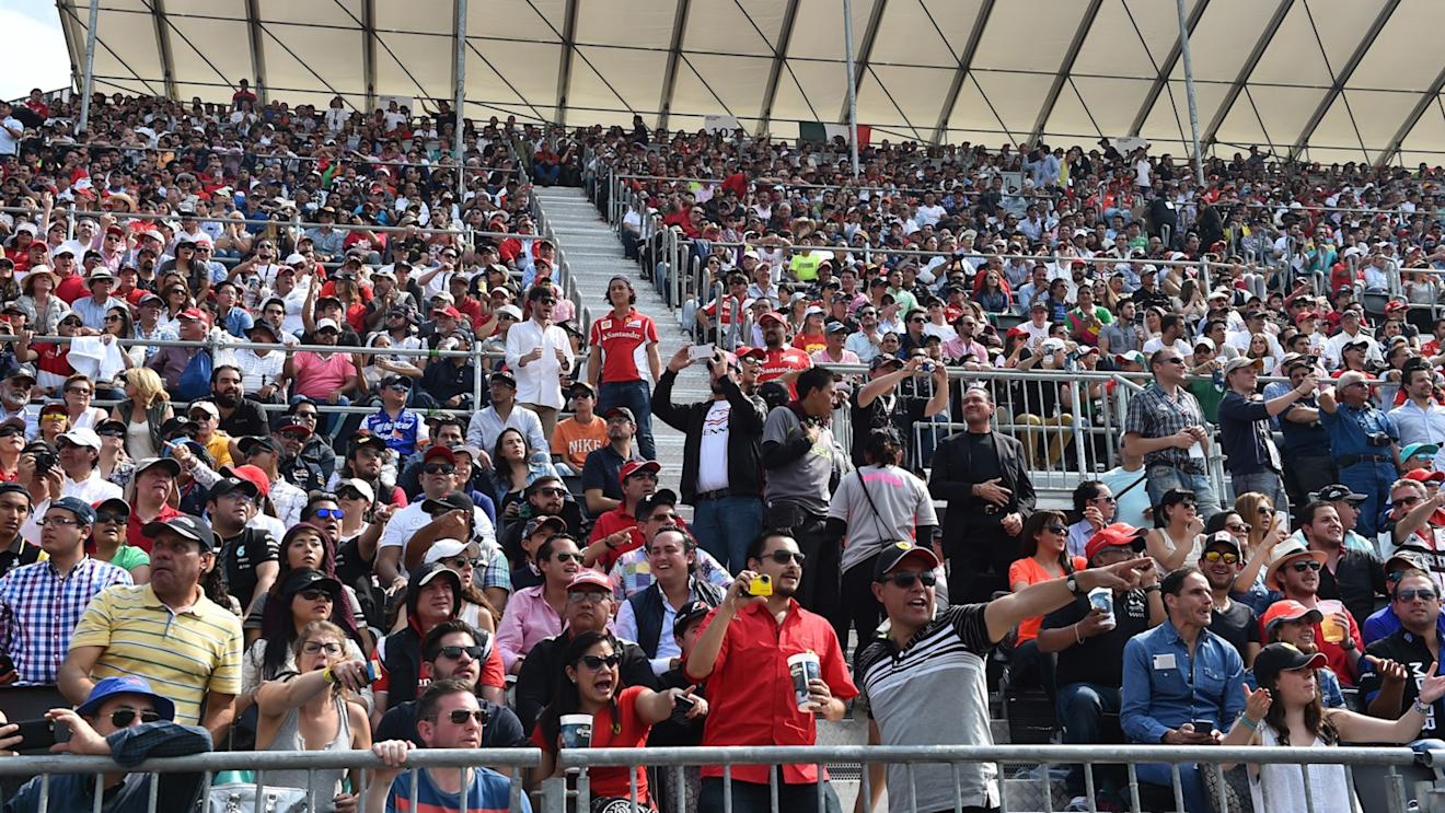The crowd at Formula One World Championship, Rd17, Mexican Grand Prix, Race, Circuit Hermanos Rodriguez, Mexico City, Mexico, Sunday 1  November 2015. © Sutton Motorsport Images