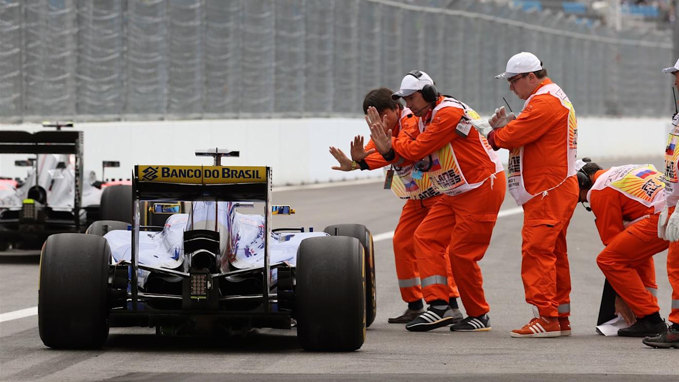 Marshals and Marcus Ericsson (SWE) Sauber C34 at Formula One World Championship, Rd15, Russian Grand Prix, Practice, Sochi Autodrom, Sochi, Krasnodar Krai, Russia, Friday 9 October 2015. © Sutton Motorsport Images