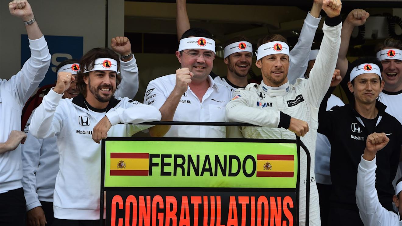 Fernando Alonso (ESP) McLaren celebrates 250 Grands Prix with Eric Boullier (FRA) McLaren Racing Director, Jenson Button (GBR) McLaren and the team at Formula One World Championship, Rd15, Russian Grand Prix, Practice, Sochi Autodrom, Sochi, Krasnodar Krai, Russia, Friday 9 October 2015. © Sutton Motorsport Images