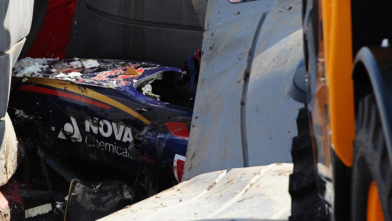 The crashed car of Sainz jr (ESP) Scuderia Toro Rosso under the tech pro barrier in FP3 at Formula One World Championship, Rd15, Russian Grand Prix, Qualifying, Sochi Autodrom, Sochi, Krasnodar Krai, Russia, Saturday 10 October 2015. © Sutton Motorsport Images