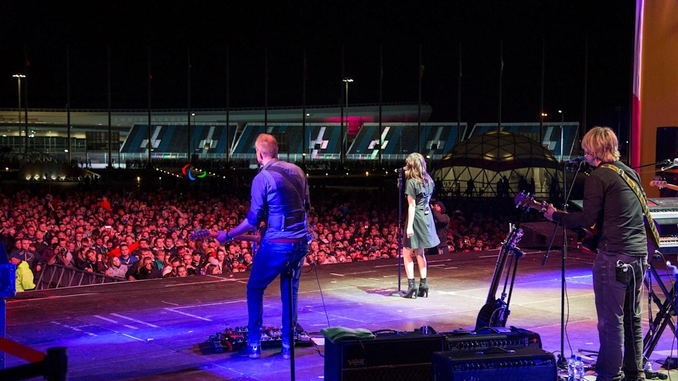 Natalie Imbruglia (AUS) in concert at Formula One World Championship, Rd15, Russian Grand Prix, Qualifying, Sochi Autodrom, Sochi, Krasnodar Krai, Russia, Saturday 10 October 2015. © Sutton Motorsport Images