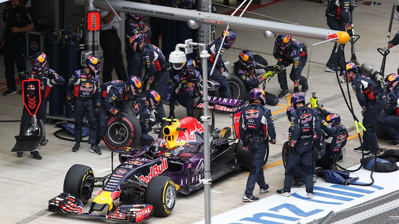 Pit Stop for Daniil Kvyat (RUS) Red Bull Racing RB11 at Formula One World Championship, Rd15, Russian Grand Prix, Race, Sochi Autodrom, Sochi, Krasnodar Krai, Russia, Sunday 11 October 2015. © Sutton Motorsport Images