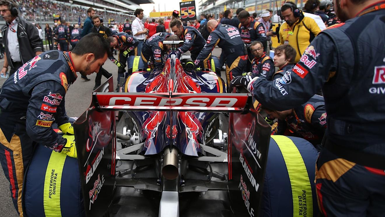 Carlos Sainz (ESP) Scuderia Toro Rosso STR10 on the grid at Formula One World Championship, Rd15, Russian Grand Prix, Race, Sochi Autodrom, Sochi, Krasnodar Krai, Russia, Sunday 11 October 2015. © Sutton Motorsport Images