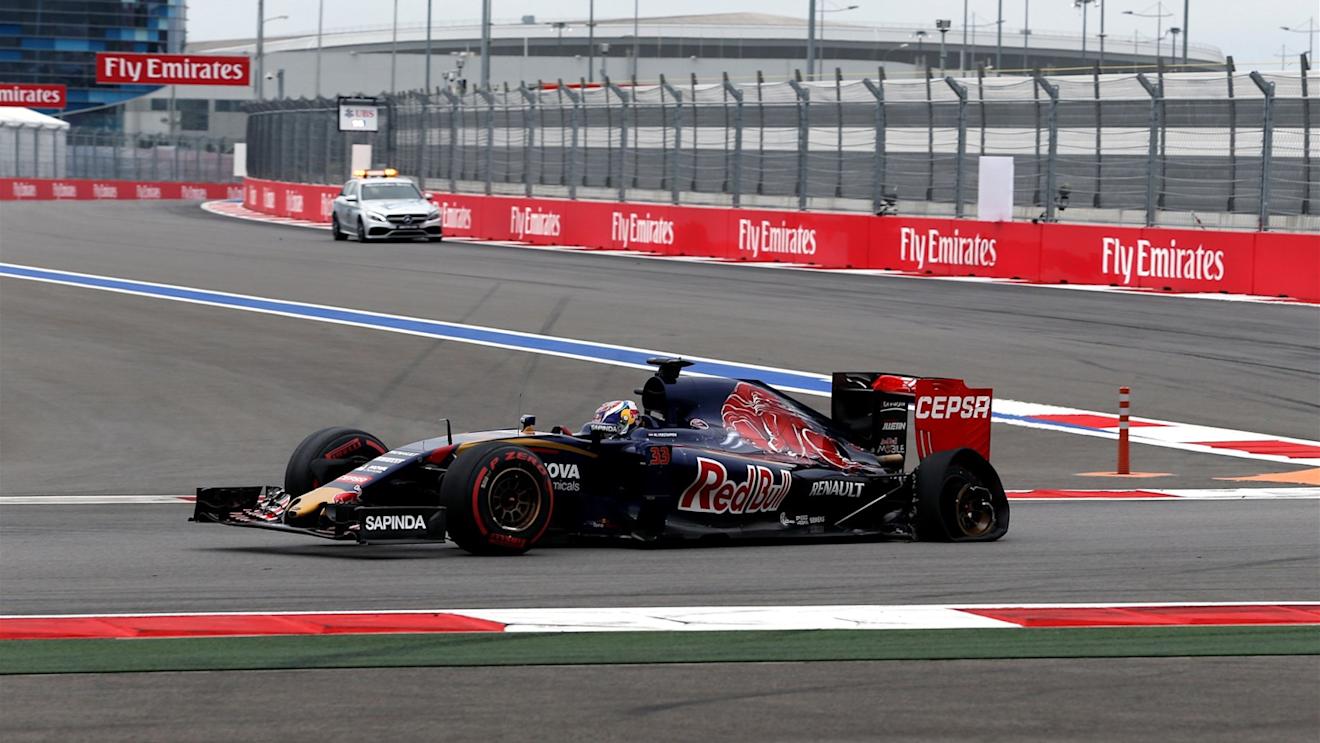 Max Verstappen (NDL) Scuderia Toro Rosso STR10 with rear puncture on lap one at Formula One World Championship, Rd15, Russian Grand Prix, Race, Sochi Autodrom, Sochi, Krasnodar Krai, Russia, Sunday 11 October 2015. © Sutton Motorsport Images