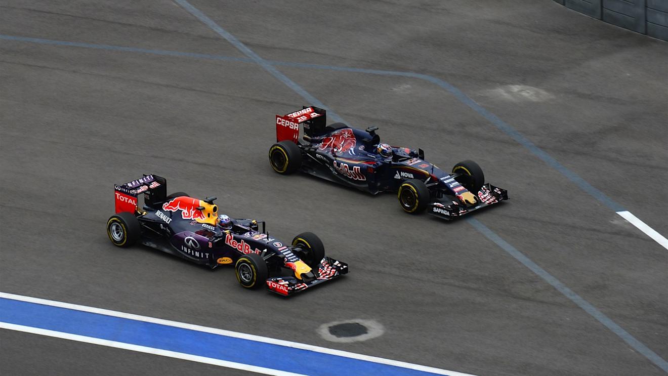 Daniel Ricciardo (AUS) Red Bull Racing RB11 and Max Verstappen (NDL) Scuderia Toro Rosso STR10 at Formula One World Championship, Rd15, Russian Grand Prix, Race, Sochi Autodrom, Sochi, Krasnodar Krai, Russia, Sunday 11 October 2015. © Sutton Motorsport Images