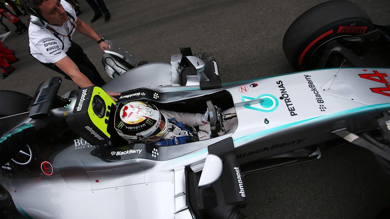 Lewis Hamilton (GBR) Mercedes AMG F1 W06 on the grid at Formula One World Championship, Rd15, Russian Grand Prix, Race, Sochi Autodrom, Sochi, Krasnodar Krai, Russia, Sunday 11 October 2015. © Sutton Motorsport Images