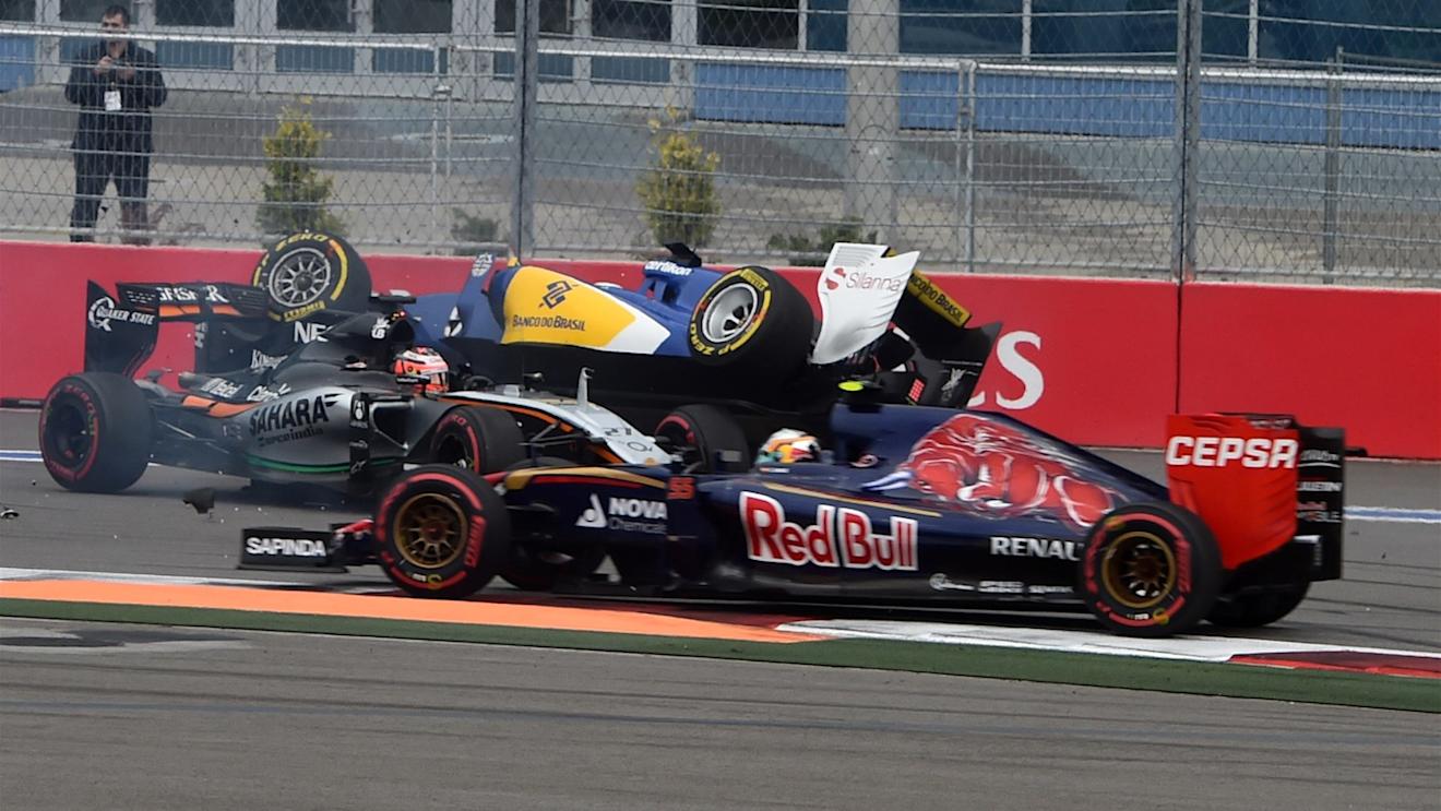 Nico Hulkenberg (GER) Force India VJM08 and Marcus Ericsson (SWE) Sauber C34 crash on lap one at Formula One World Championship, Rd15, Russian Grand Prix, Race, Sochi Autodrom, Sochi, Krasnodar Krai, Russia, Sunday 11 October 2015. © Sutton Motorsport Images