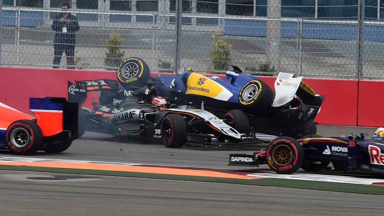 Nico Hulkenberg (GER) Force India VJM08 and Marcus Ericsson (SWE) Sauber C34 crash on lap one at Formula One World Championship, Rd15, Russian Grand Prix, Race, Sochi Autodrom, Sochi, Krasnodar Krai, Russia, Sunday 11 October 2015. © Sutton Motorsport Images