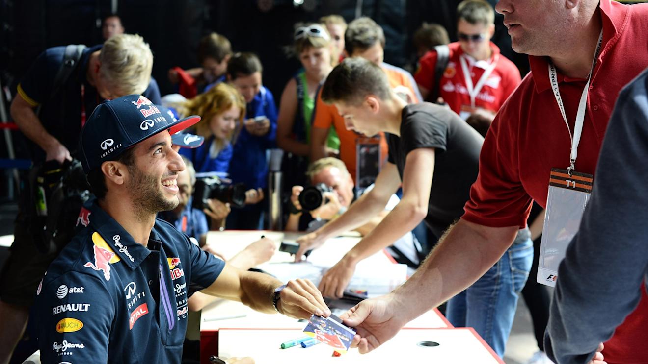 Daniel Ricciardo (AUS) Red Bull Racing signs autographs for the fans at Formula One World Championship, Rd15, Russian Grand Prix, Preparations, Sochi Autodrom, Sochi, Krasnodar Krai, Russia, Thursday 8 October 2015. © Sutton Motorsport Images