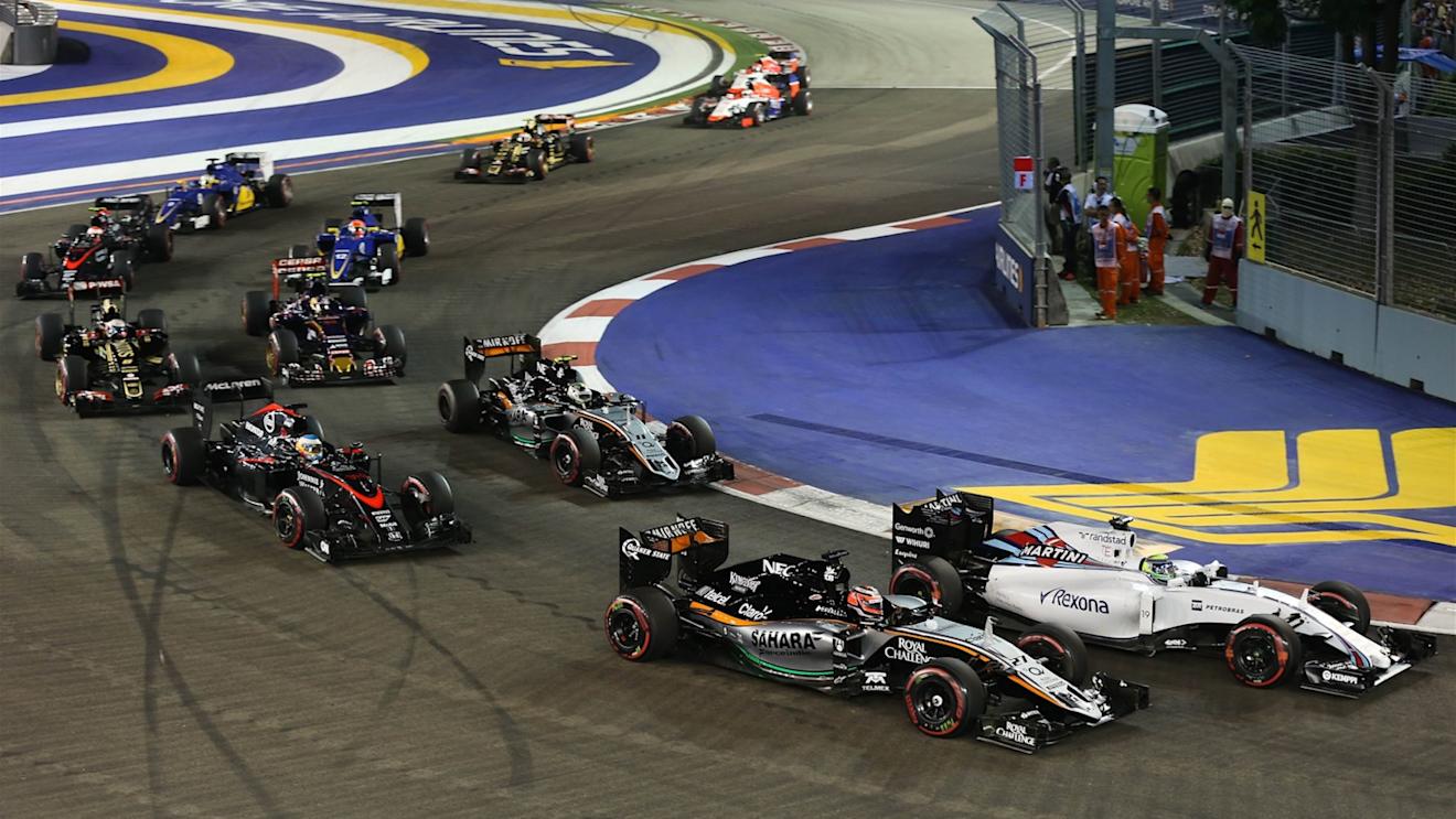 Felipe Massa (BRA) Williams FW37 and Nico Hulkenberg (GER) Force India VJM08 at the start of the race at Formula One World Championship, Rd13, Singapore Grand Prix, Race, Marina Bay Street Circuit, Singapore, Sunday 20 September 2015. © Sutton Motorsport Images