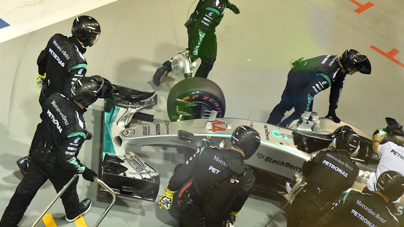Lewis Hamilton (GBR) Mercedes AMG F1 W06 retires from the race at Formula One World Championship, Rd13, Singapore Grand Prix, Race, Marina Bay Street Circuit, Singapore, Sunday 20 September 2015. © Sutton Motorsport Images
