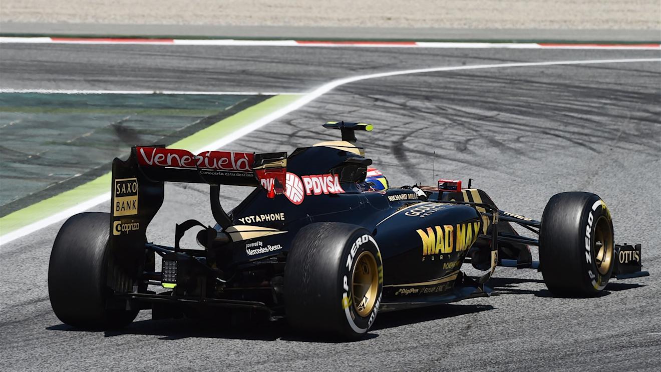 Pastor Maldonado (VEN) Lotus E23 Hybrid with his broken rear wing at Formula One World Championship, Rd5, Spanish Grand Prix Race, Barcelona, Spain, Sunday 10 May 2015. © Sutton Motorsport Images