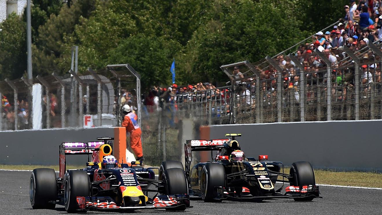 Daniel Ricciardo (AUS) Red Bull Racing RB11 and Pastor Maldonado (VEN) Lotus E23 Hybrid at the start of the race at Formula One World Championship, Rd5, Spanish Grand Prix Race, Barcelona, Spain, Sunday 10 May 2015. © Sutton Motorsport Images