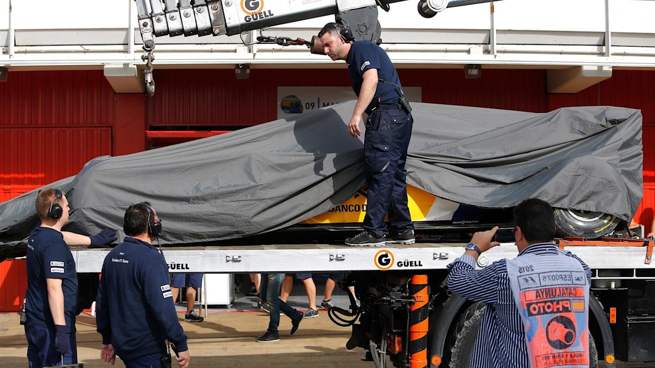 The car of Raffaele Marciello (ITA) Sauber C34 is recovered to the pits at Formula One Testing, Day Two, Barcelona, Spain, 13 May 2015. © Sutton Motorsport Images