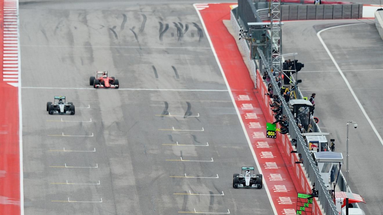 Lewis Hamilton (GBR) Mercedes AMG F1 W06 crosses the line to win the race and the world championship at Formula One World Championship, Rd16, United States  Grand Prix, Race, Austin, Texas, USA, Sunday 25 October 2015. © Sutton Motorsport Images