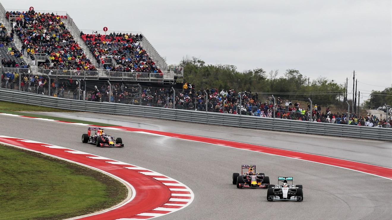 Lewis Hamilton (GBR) Mercedes AMG F1 W06 leads Daniil Kvyat (RUS) Red Bull Racing RB11 at Formula One World Championship, Rd16, United States  Grand Prix, Race, Austin, Texas, USA, Sunday 25 October 2015. © Sutton Motorsport Images