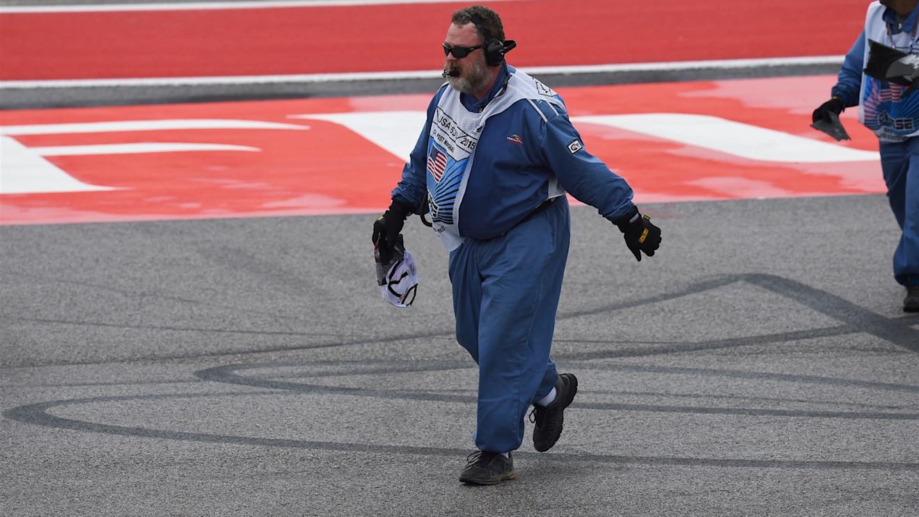 Marshals clear debris from the track at Formula One World Championship, Rd16, United States  Grand Prix, Race, Austin, Texas, USA, Sunday 25 October 2015. © Sutton Motorsport Images