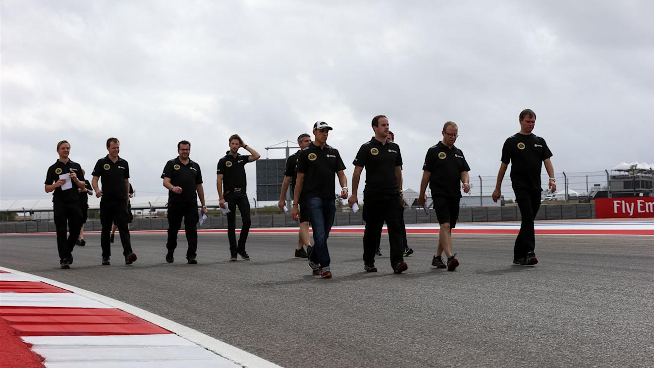 Pastor Maldonado (VEN) Lotus and Romain Grosjean (FRA) Lotus E23 Hybrid walk the track with the team  at Formula One World Championship, Rd16, United States  Grand Prix, Preparations, Austin, Texas, USA, Thursday 22 October 2015. © Sutton Motorsport Images
