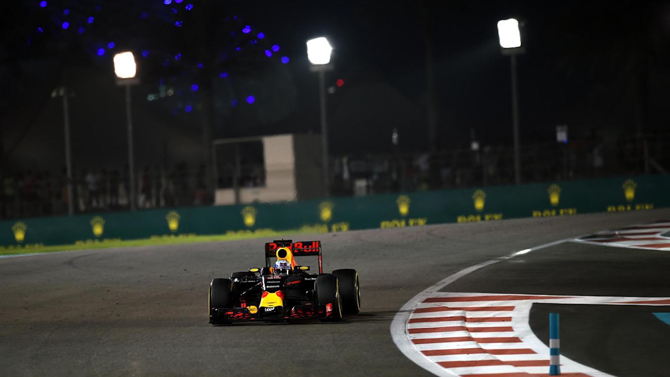 Daniel Ricciardo (AUS) Red Bull Racing RB12 at Formula One World Championship, Rd21, Abu Dhabi Grand Prix, Race, Yas Marina Circuit, Abu Dhabi, UAE, Sunday 27 November 2016. © Sutton Images