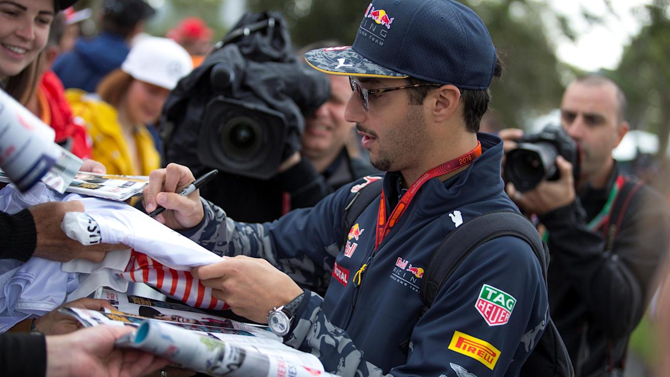Daniel Ricciardo (AUS) Red Bull Racing signs autographs for the fans at Formula One World Championship, Rd1, Australian Grand Prix, Practice, Albert Park, Melbourne, Australia, Friday 18 March 2016. © Sutton Motorsport Images